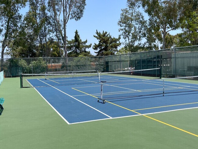 Building Photo - Stunning Townhome in Tanglewood Community