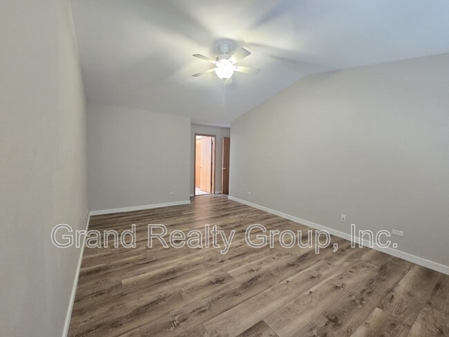 Building Photo - 1565 Old Barn Cir