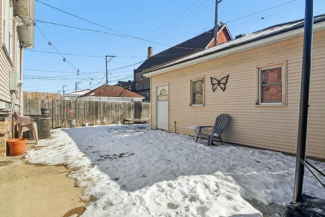 Building Photo - 4857 W Wellington Ave