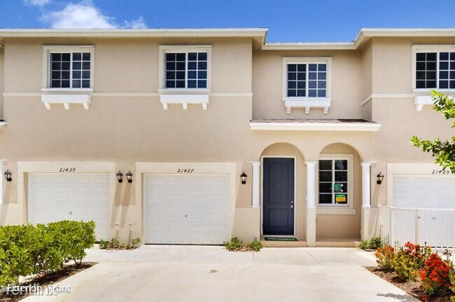 Primary Photo - 2 br, 2.5 bath Townhome - 150 S Pine Islan...