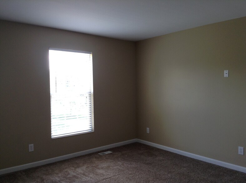 Building Photo - 10190 Meadowknoll Dr