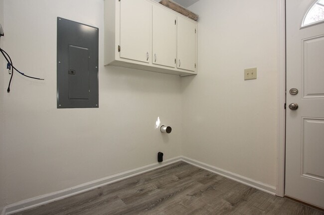 Building Photo - 5598 Patricia Dr