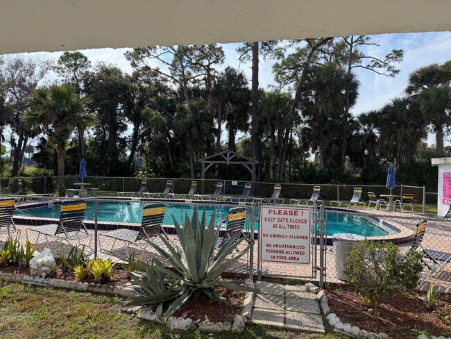 Building Photo - BEAUTIFULLY UPDATED CONDO POOL VIEW PERFECT LOCATION