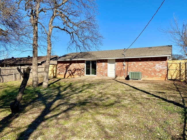 Building Photo - RECENT REMODEL!! 3 Bedroom, 1.5 Bathroom, ...