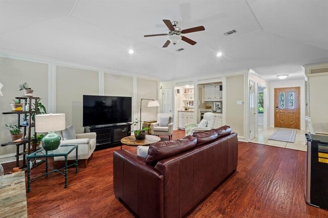 Building Photo - 10701 Leafwood Ln