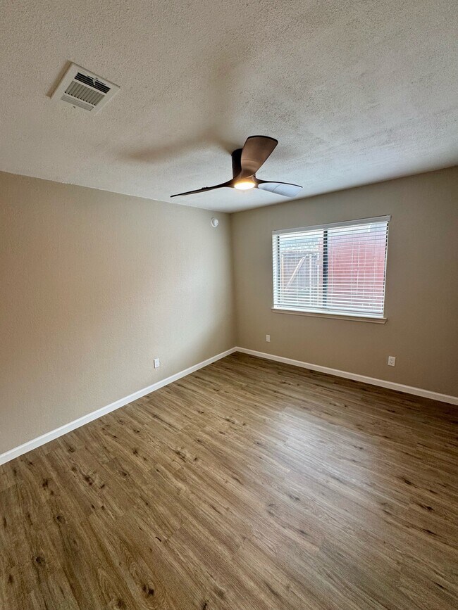 Building Photo - 3205 Hillcrest Dr