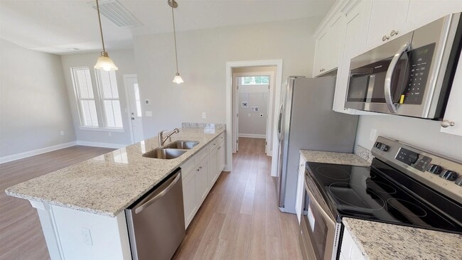 Building Photo - 68 Racquet Club Dr