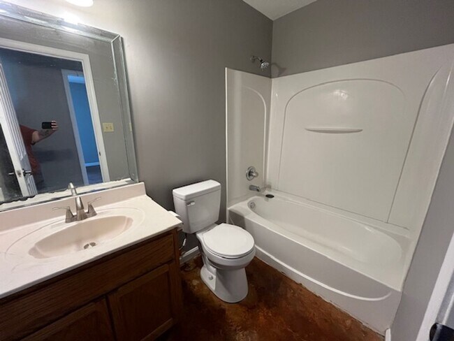 Building Photo - Very Nice 3 Bedroom 2 Bath Home with a Fen...