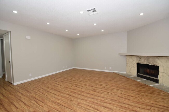 Building Photo - Stunning 2-Bedroom Condo 2nd Floor at The Lakes!