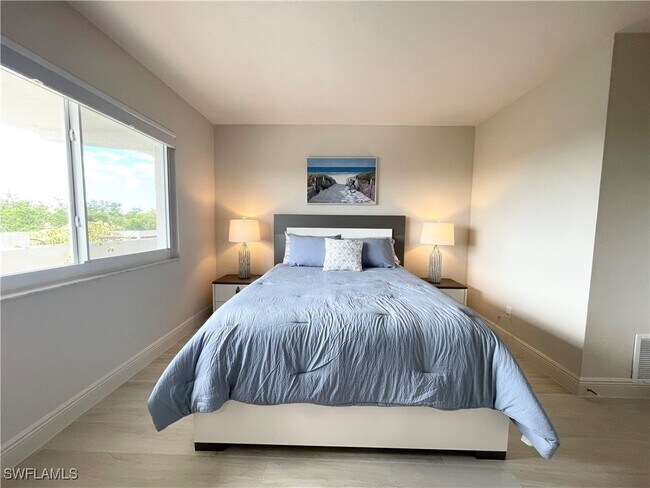 Building Photo - 12945 Vanderbilt Dr