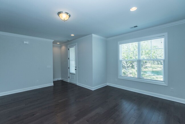 Building Photo - Beautiful Oyster Point Townhome - Mt. Plea...