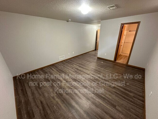Building Photo - 709 SE Drew Ct
