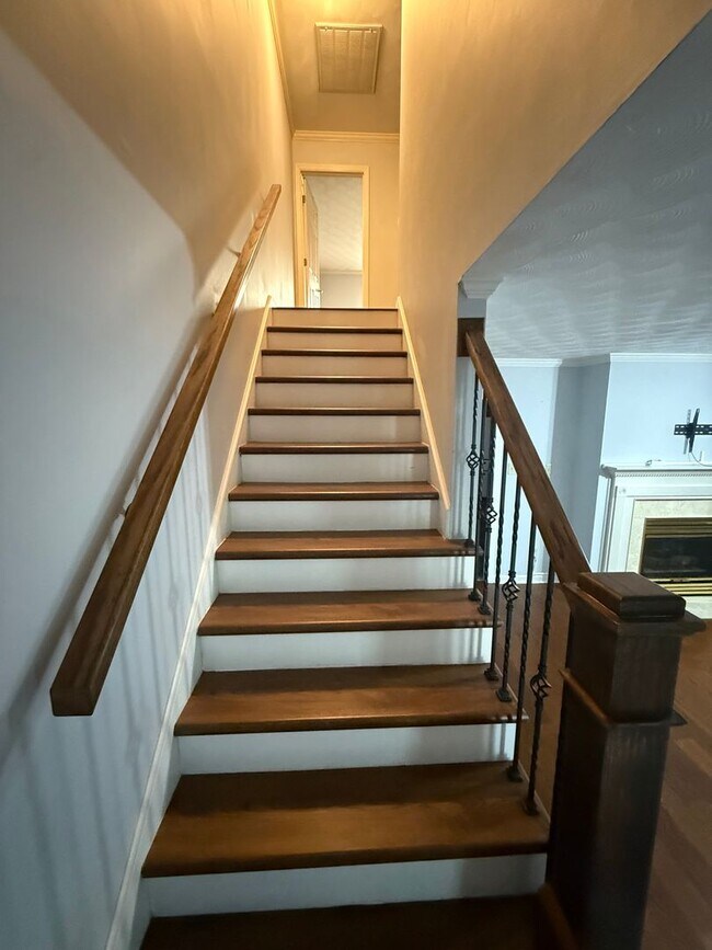 Building Photo - Welcome to this stunning 3-bedroom, 2.5-ba...