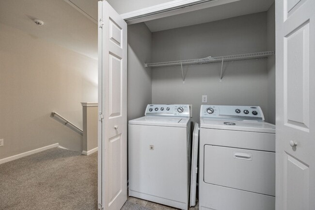 Building Photo - Location, Location, Location! 3 Bedroom 2....