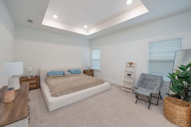 Building Photo - 3 Bedroom plus office/flex space in Crestv...