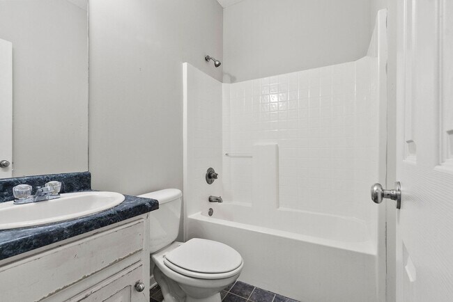 Building Photo - Nice 3 Bed 2 Bath Home! Available Now!