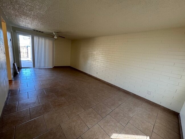 Building Photo - Holiday Gardens 2-br Townhome