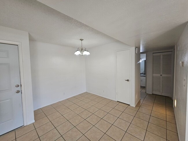 Building Photo - $500 Off First Month! 2 Bed 2 Bath Condo Near Dobson & University with In-Unit W/D
