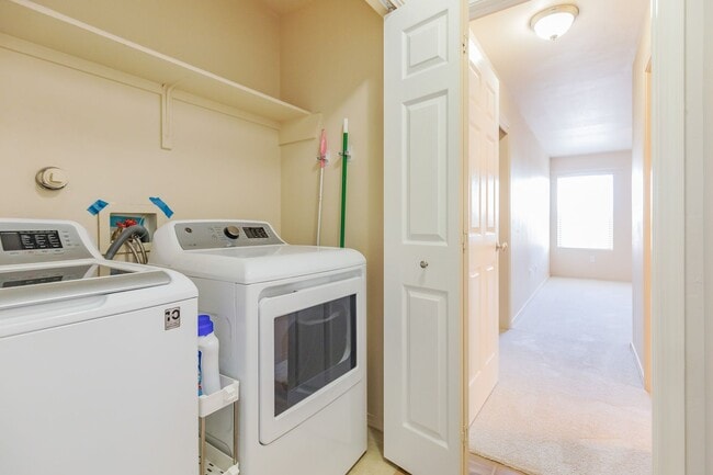 Building Photo - Beautiful 3 Bedroom/2 Bath Home