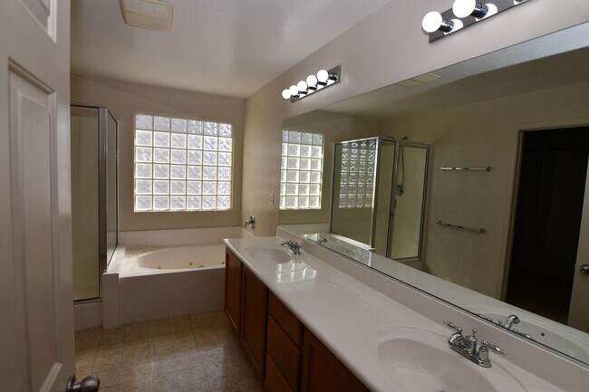 Building Photo - 2689 Niddrie Ave