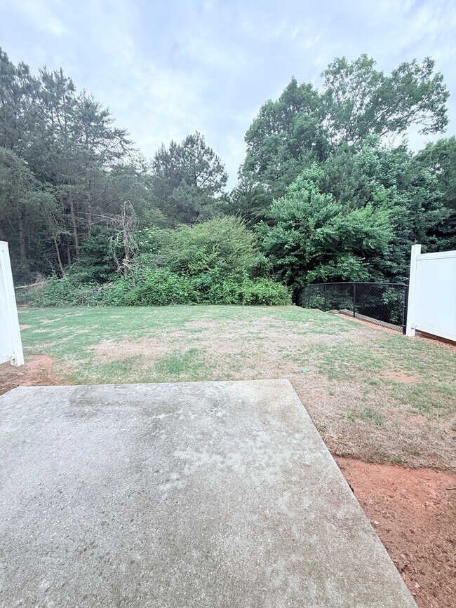 Building Photo - 2-bedroom ranch style home with garage parking!