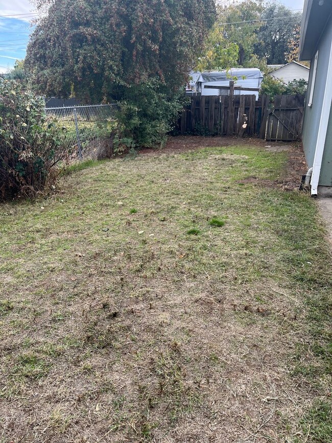Building Photo - Medford 2 Bedroom, 1 bath Duplex with Fenced Yard