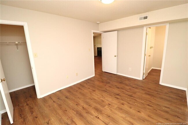 Building Photo - 3905 Lexington Dr