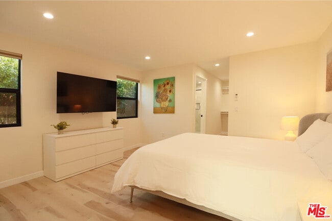 Building Photo - 918 N San Vicente Blvd