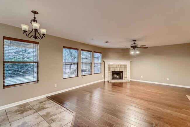 Building Photo - Spacious 3-Bed Home with Dual Living Areas in Prime Location