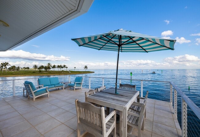 Building Photo - 264 Harbor Dr