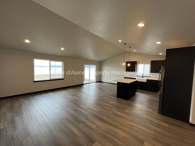 Building Photo - 3 bed, 2 bath house