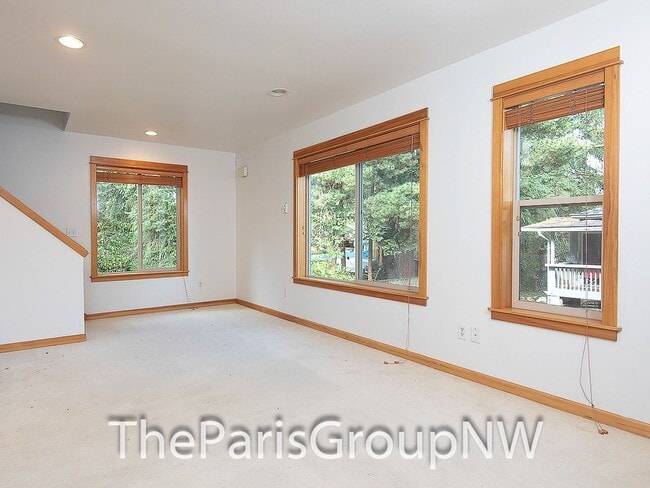 Building Photo - Gorgeous Greenwood Townhome * Walk to Lake...