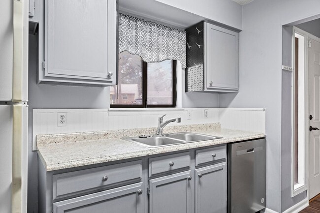 Building Photo - IDEAL LOCATION!