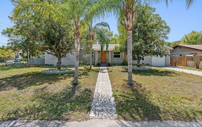 Building Photo - 5600 Tangerine Ave S