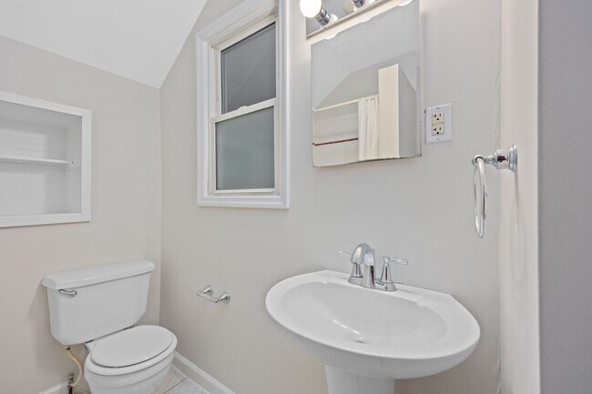 Building Photo - Cheviot- Charming 3 bed 2 bath