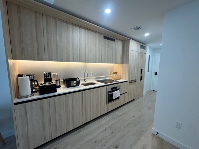 Building Photo - 121 NE 5th St