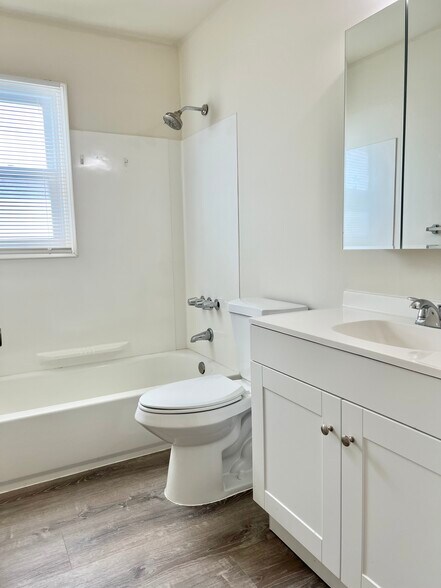 Building Photo - 944 Longboat Ave