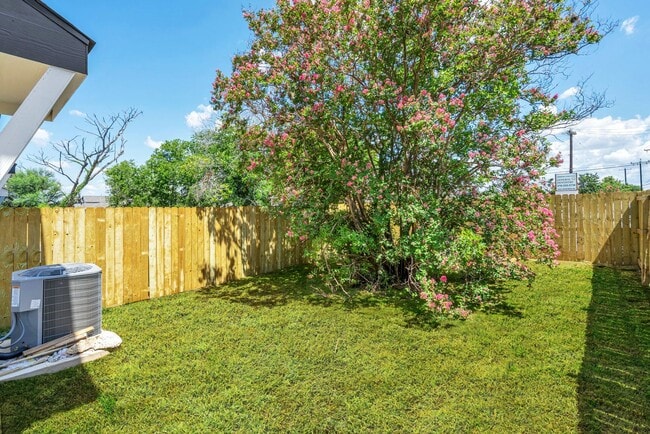 Building Photo - 4443 Red Haven Dr