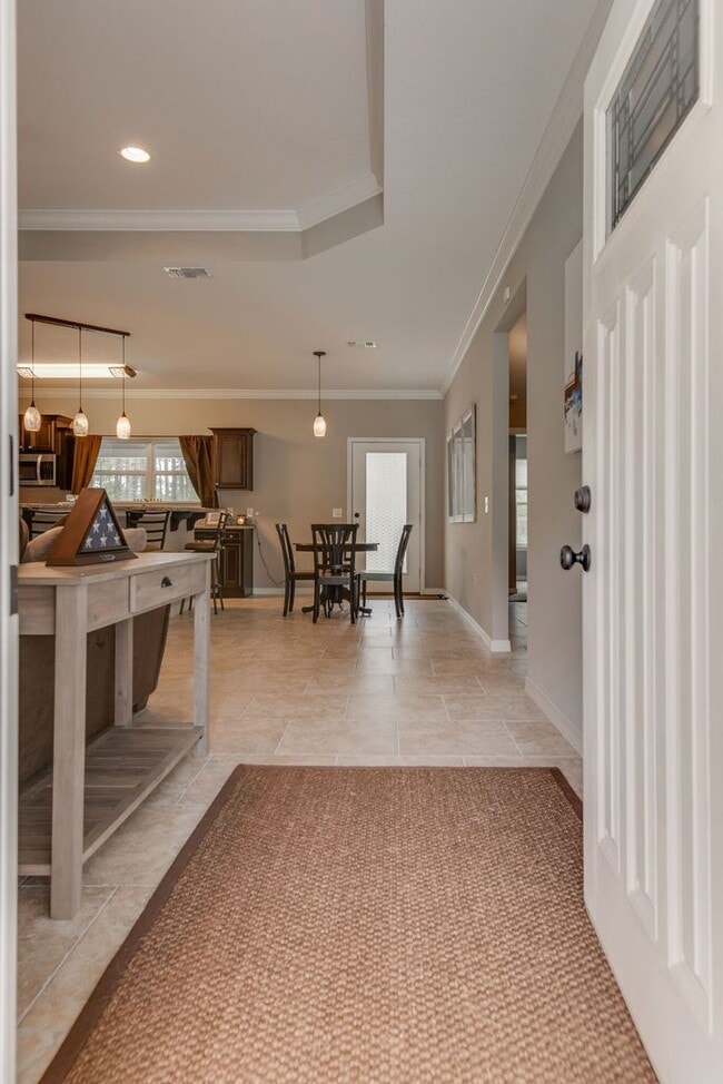 Building Photo - 4 BEDROOMS IN NAVARRE!