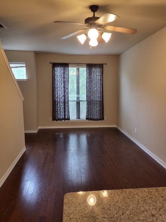 Building Photo - 122 E Nemo St