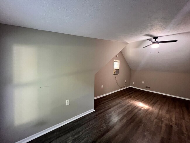Building Photo - 4-bedroom 2 full bathroom
