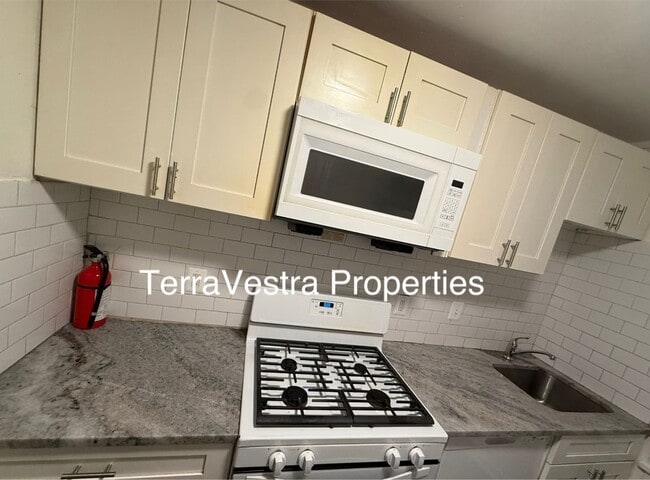 Building Photo - 3 Bed/1 Bath Single Family Home in Upper D...