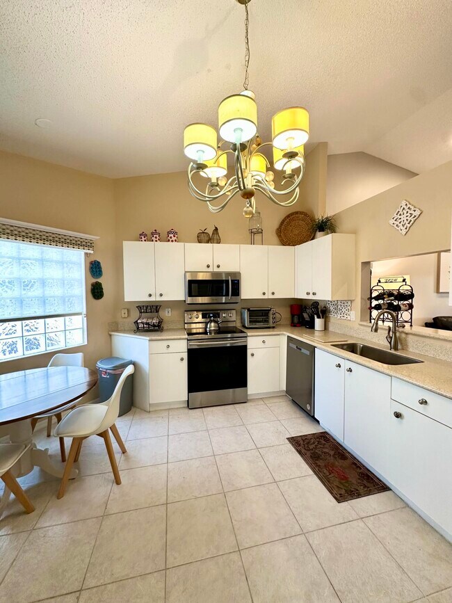 Building Photo - 6129 Heliconia Rd
