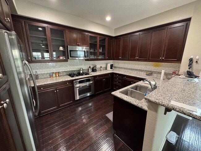 Building Photo - Spacious 2-Bedroom, 2-Bath Modern Home Loc...