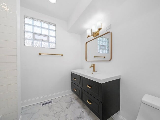 Building Photo - 811 S 7th Ave