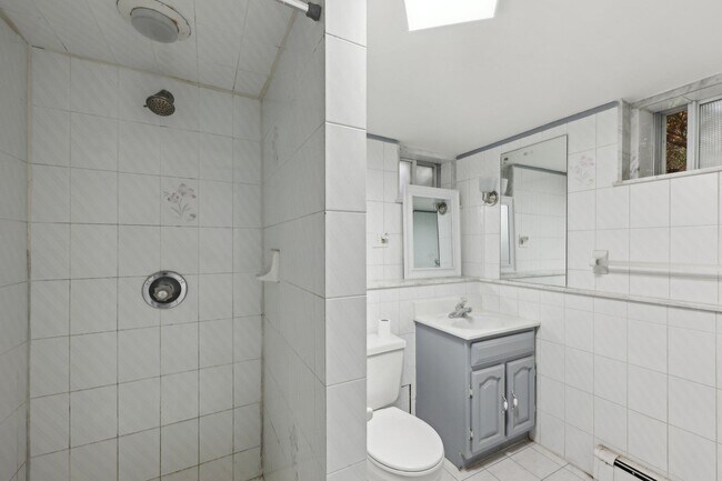 Building Photo - 48 Marinus St