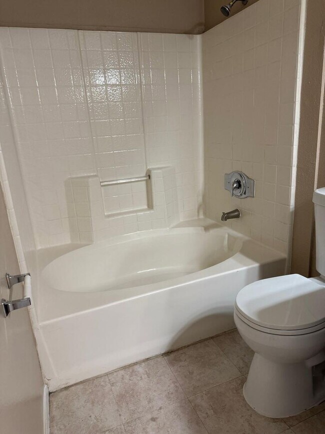 Building Photo - BEAUTIFUL SOUTHEAST 2 BEDROOM CONDO