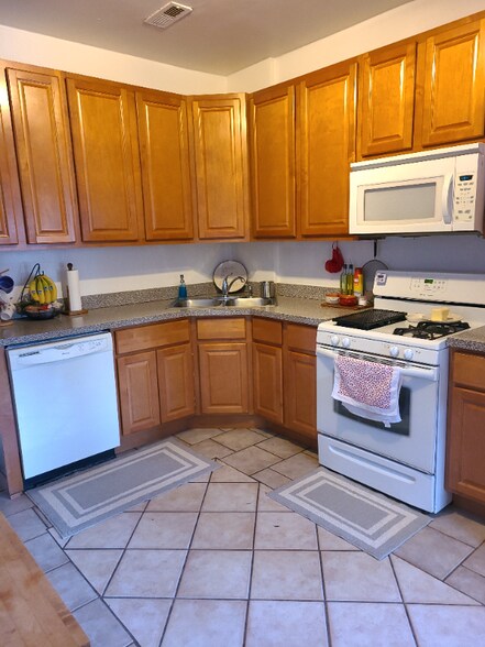 Building Photo - 2024 W Chicago Ave