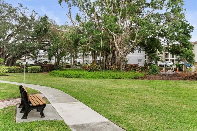 Building Photo - 2207 Sunset Dr