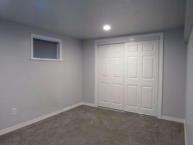 Building Photo - Secluded Eastside Townhome W/Double Garage
